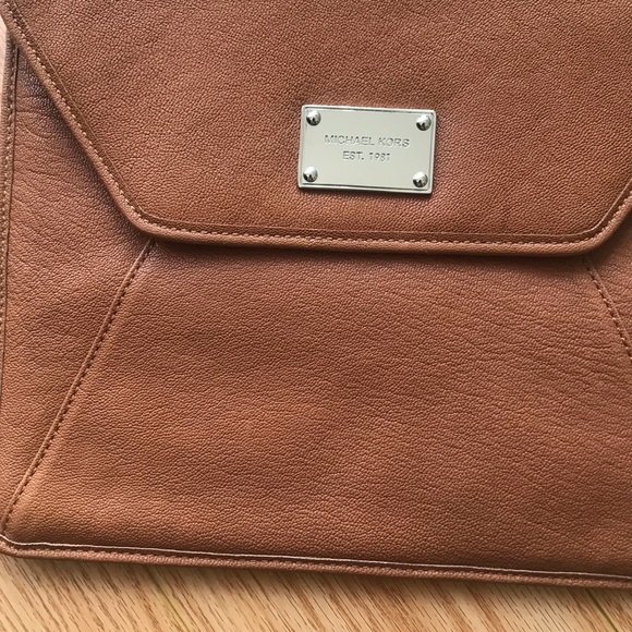 NWOT Michael Kors Leather Tan Case - Picture 3 of 14